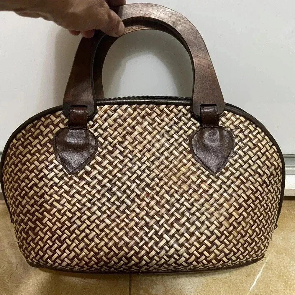 VINTAGE style HANDMADE  STRAW BASKET BAG TOTE -- SUMMER BEACH with wood handle